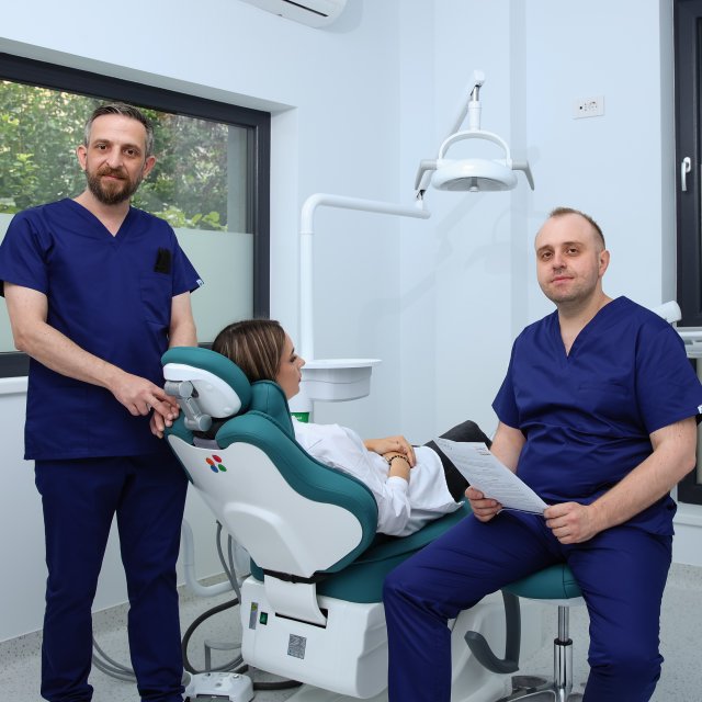 Pacient cu aparat dentar fix — ortodonție la Novora