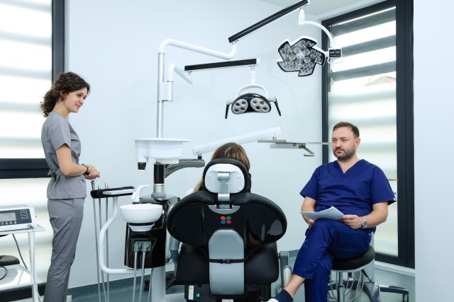 Dr. Cristian Drochioi și echipa medicală în cabinetul Novora, alături de un pacient