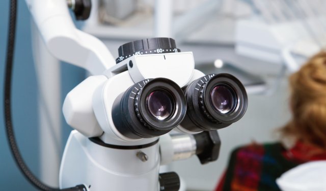 Microscop endodontic — ocularele de lucru din cabinetul Novora
