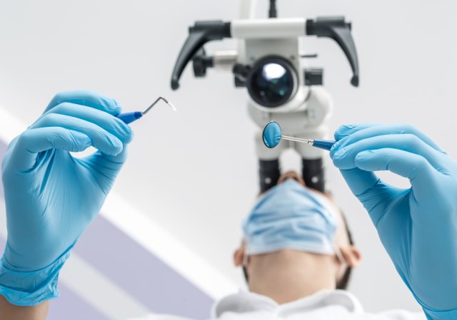 Tratament endodontic la microscop — oglindă dentară și instrumente de lucru