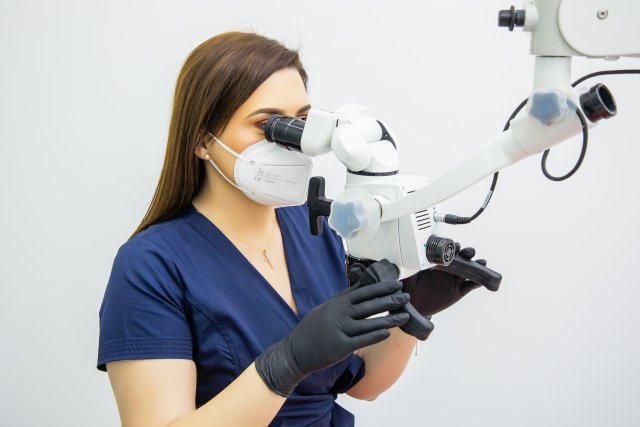 Microscop dentar pentru tratamente endodontice de precizie