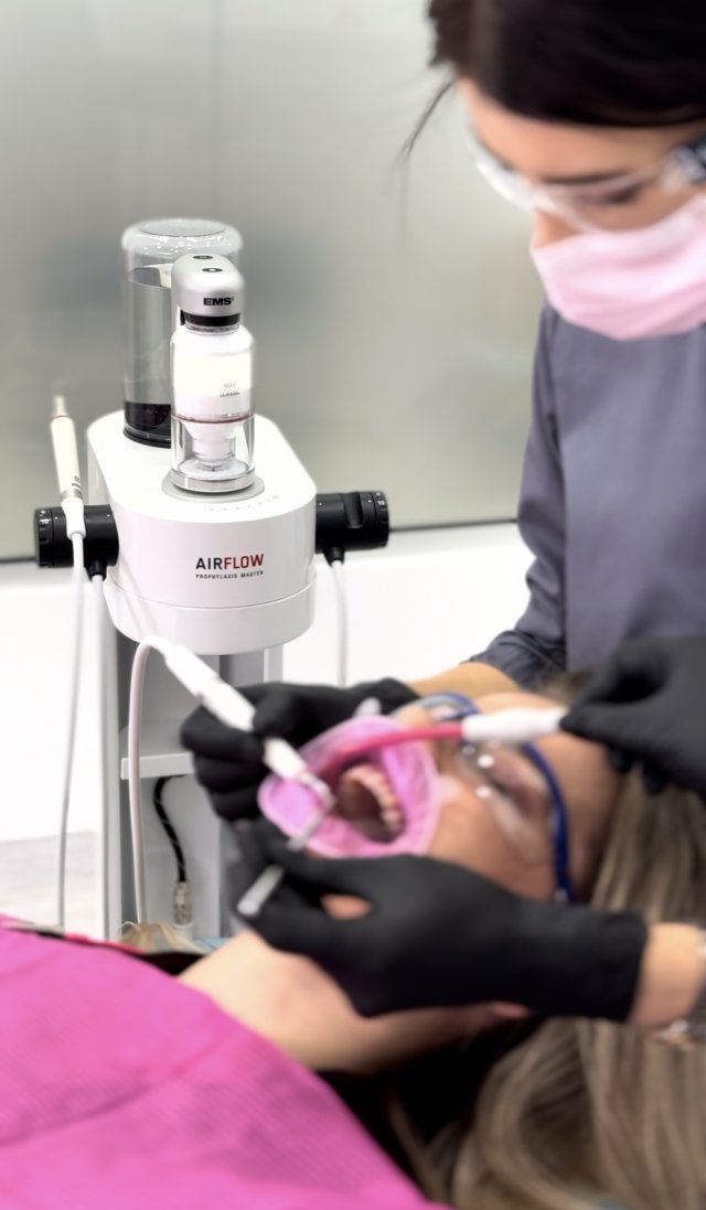 Igienizare dentară cu tehnologia EMS GBT la Novora