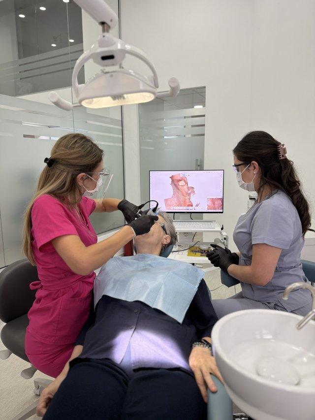 Scanare intraorală 3D pentru fațete dentare la Novora