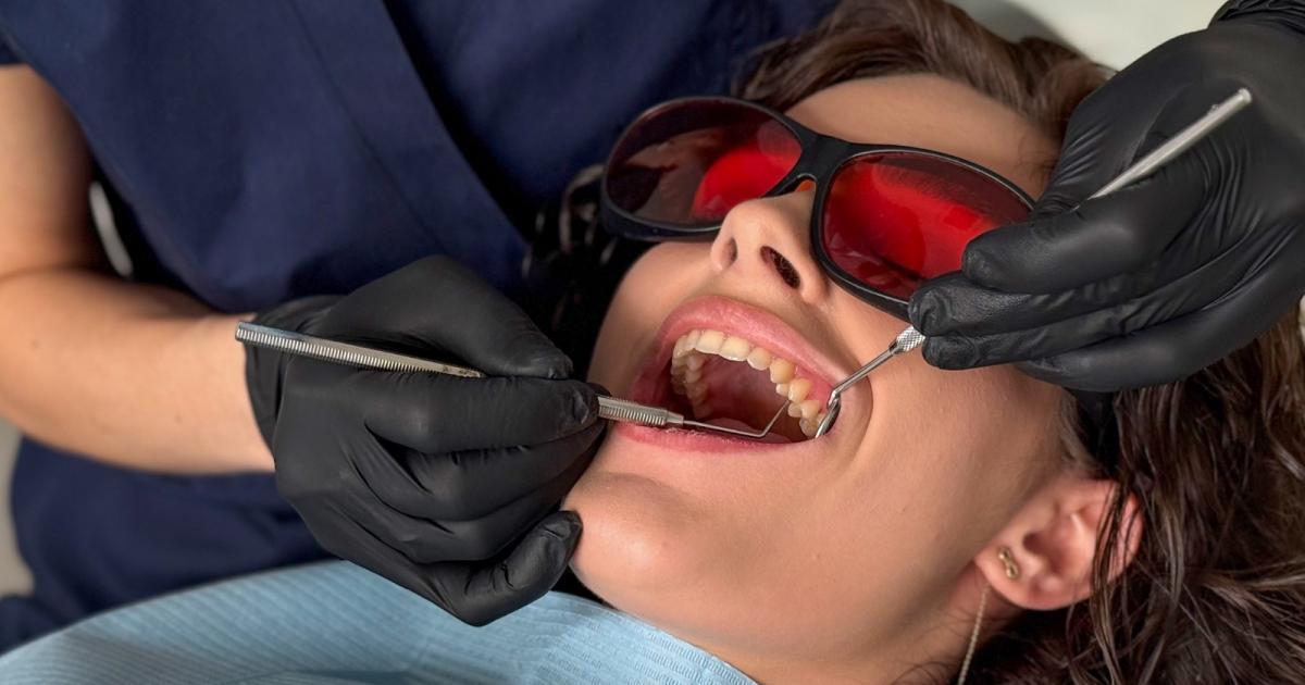 Boala parodontală. Cum o tratezi eficient și fără durere, cu tehnologia LASER de la Novora