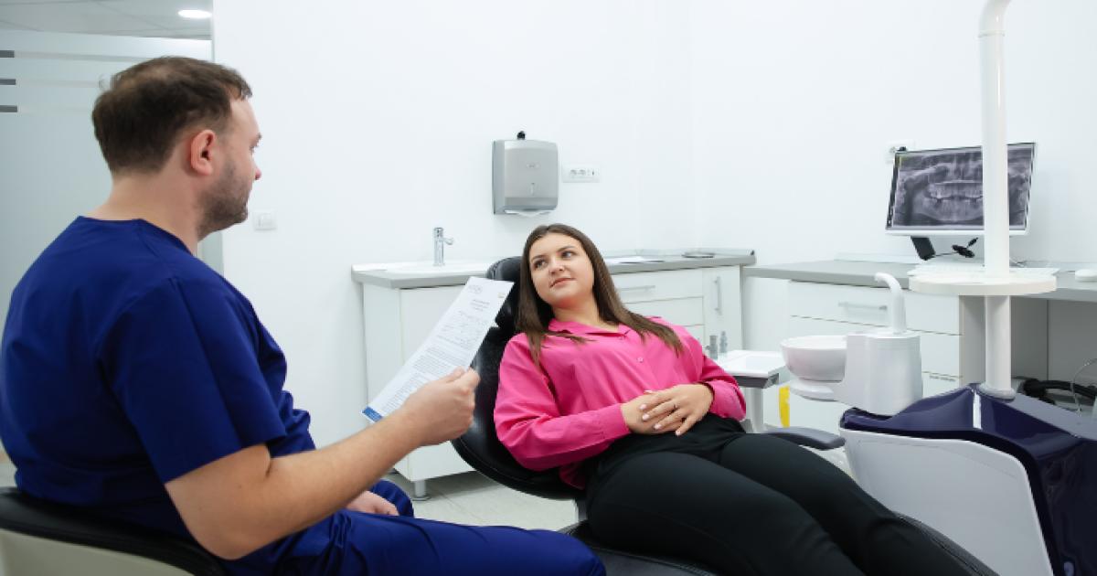 Ce înseamnă când ți se mișcă dinții și ce poți face? Ghid complet de la specialiști