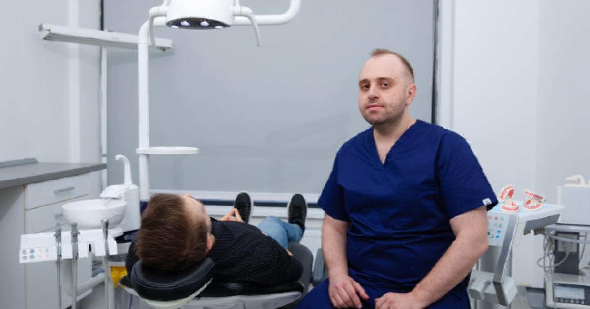 Aparat dentar după 30, 40 sau 50 de ani: până când este eficient?