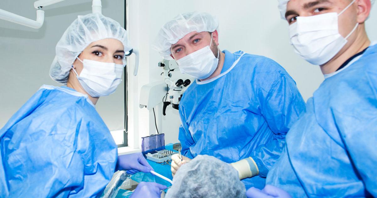 Afla daca intervenția de implant dentar doare