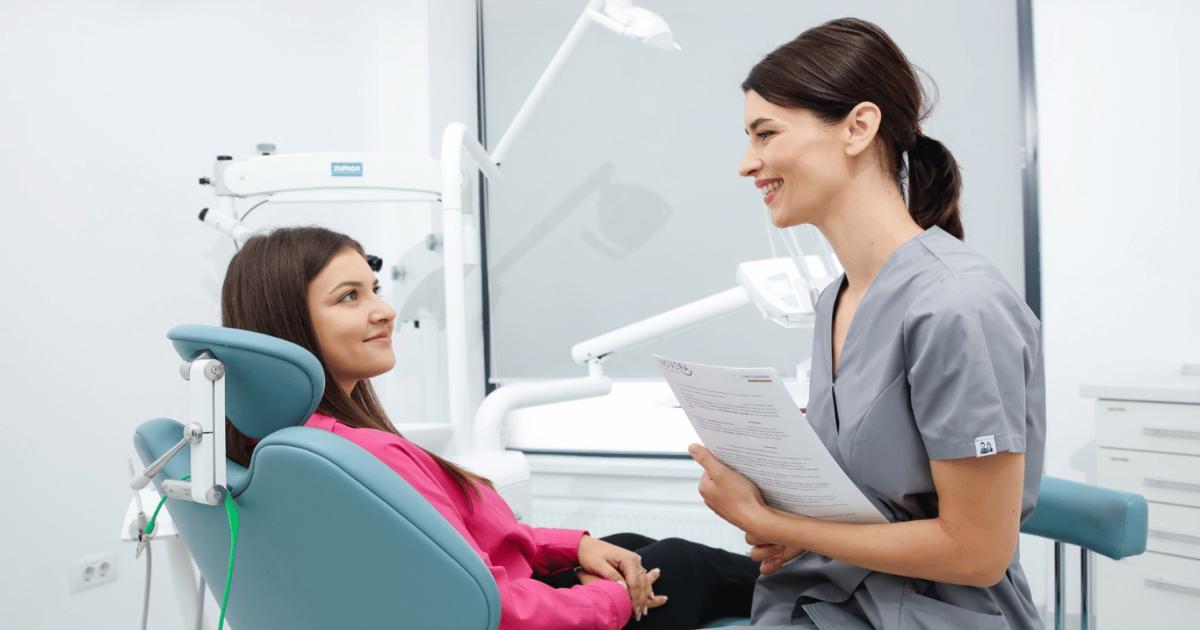 Fațete dentare sau aparat dentar? Cum știi care e opțiunea potrivită!